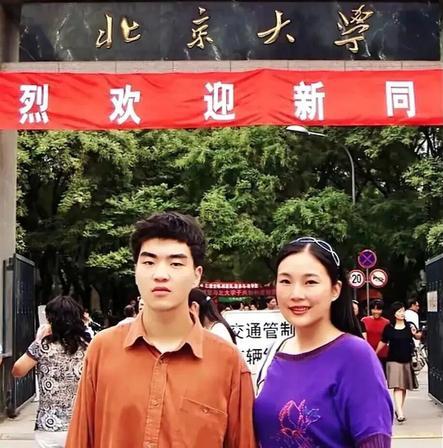 1988年，武汉女教师在医院生下一个小男孩。谁知，丈夫突然在她耳边说:"老婆，把