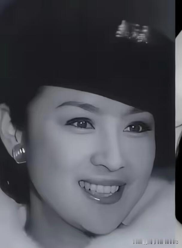 这才是真实镜头下的顶级美女，没有美颜，没有滤镜，也没有打光，但她却美的发光。她的