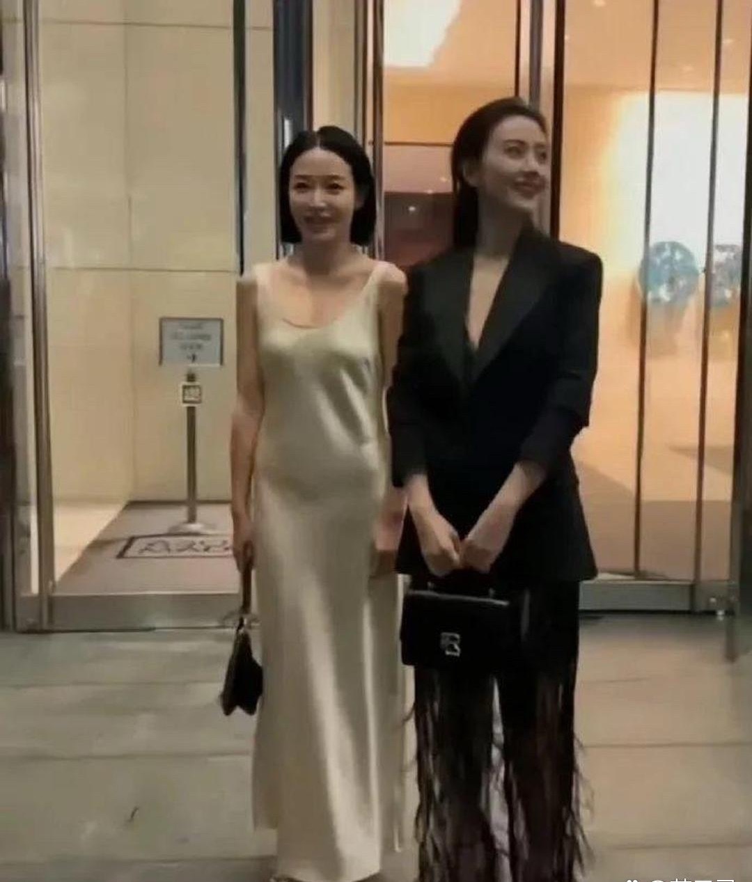 高圆﻿‏圆旁边那位‎﻿⁠是谁啊？身材也太好了吧，就⁠‏是这衣服‏布料……