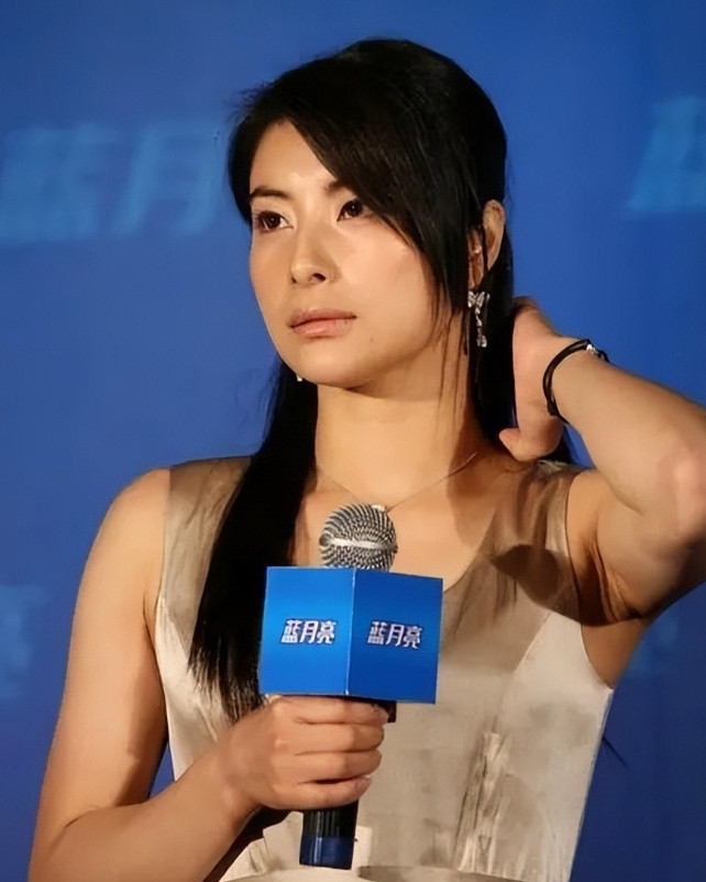 [点赞]2008年，跳水冠军郭晶晶以2亿高价代言蓝月亮，谁知初期销量惨淡，公司
