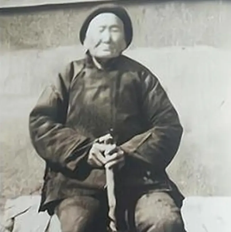 1941年，一位老妇人请“汉奸”侄子吃饭，突然压低声音道“孩子，给我弄300发子