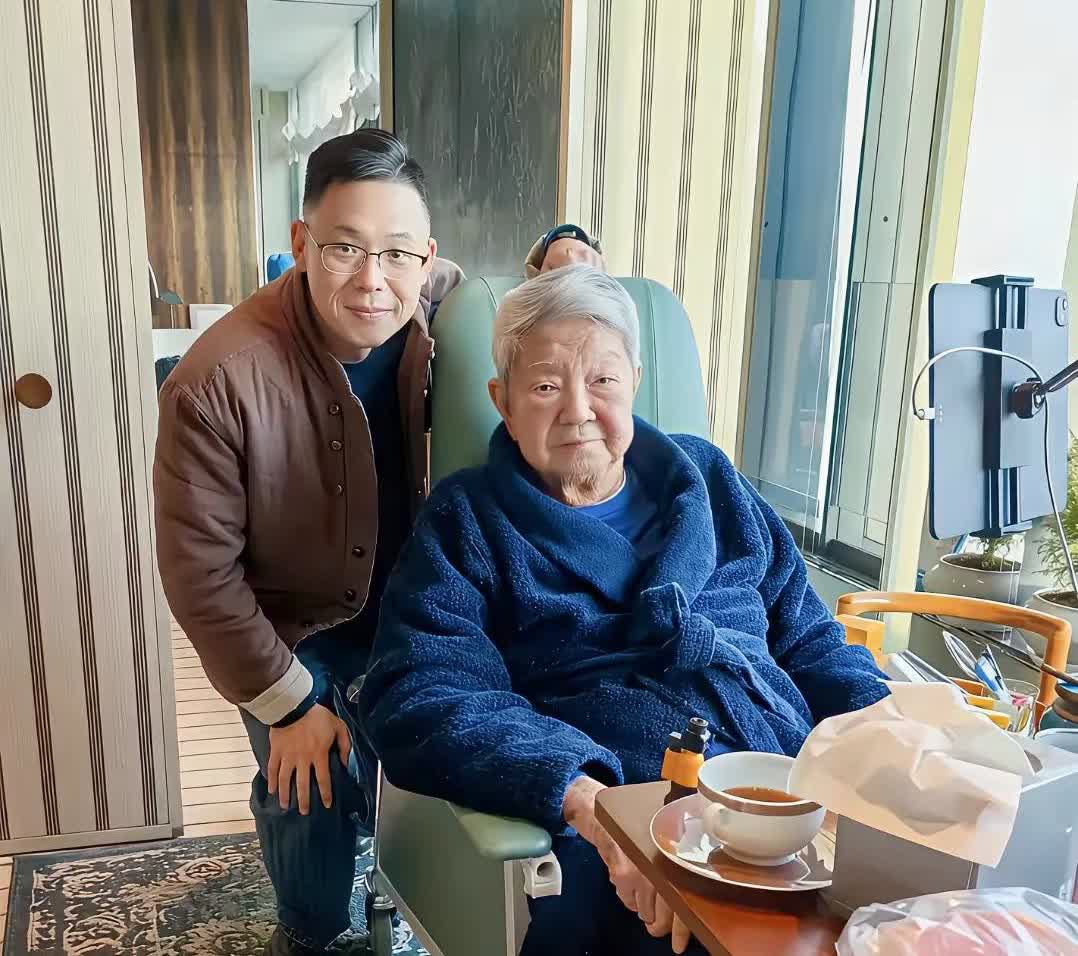 83岁的蔡澜离开了，其实早有预兆！因为在他前几个月的个人近照中，有一个很