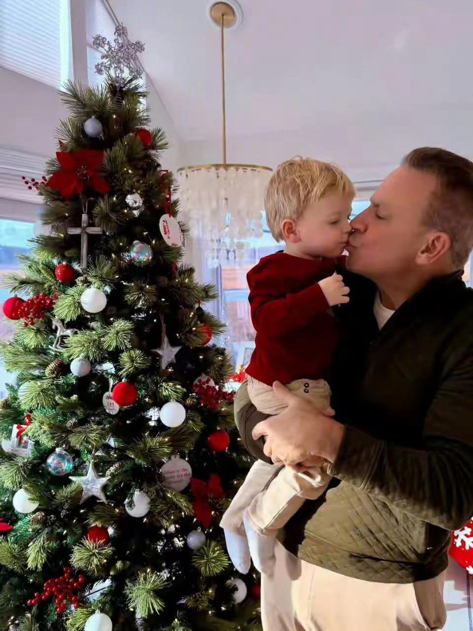 白宫发言人与60岁丈夫宣布怀孕28岁就已经是白宫发言人了……白宫发言人卡罗琳·