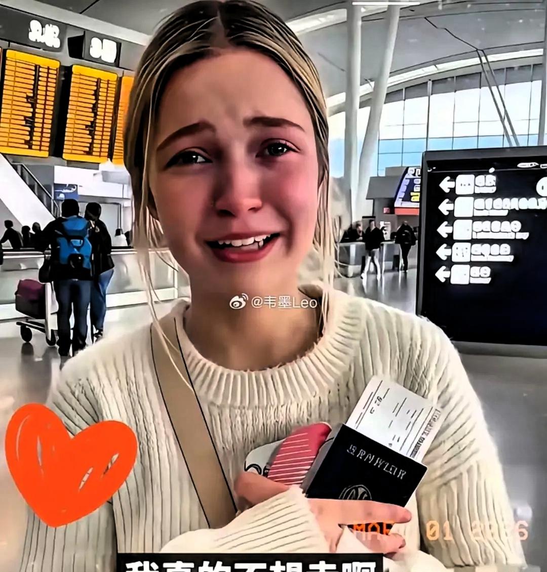 机场离别，两位战乱国女留学生泪洒当场。护照和机票都被泪水浸湿。她们在中国完成了学