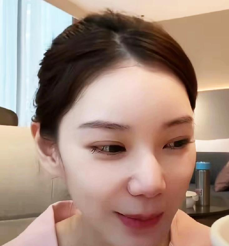 马筱梅产后仅21天，便开启直播带货，期间被粉丝直言质疑想在台湾买房没戏，还提及张