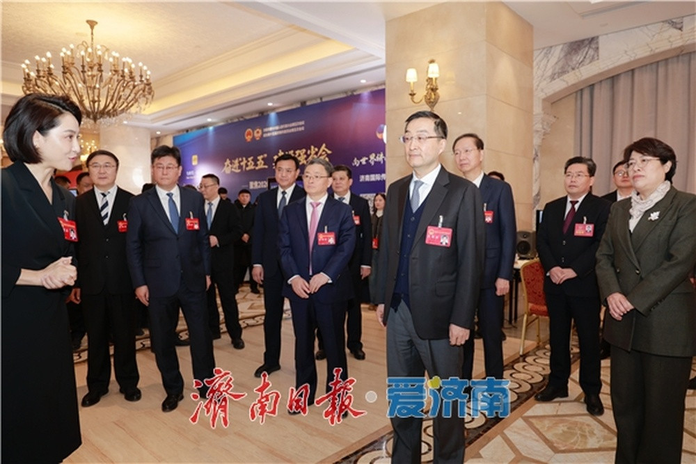 市领导看望参加市两会报道新闻工作者 刘强于海田韩金峰孙开连杨峰参加活动