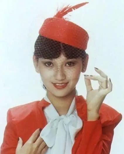 1975年，21岁的赵雅芝嫁给了31岁的香港名医黄汉伟，可婚后3年，赵雅芝便与有