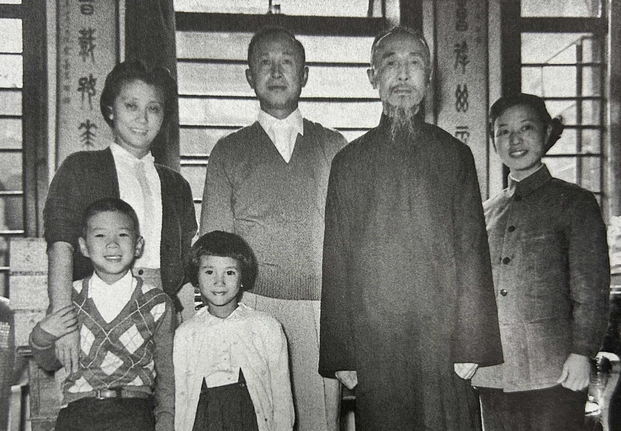 1955年10月13日，钱学森回到上海看望父亲，图为与家人在家中合影。