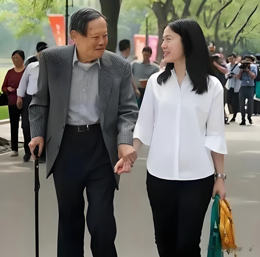 杨振宁式的爱情,你向往吗?其实爱情哪有固定模样，杨振宁与翁帆的故事，最动人的不是