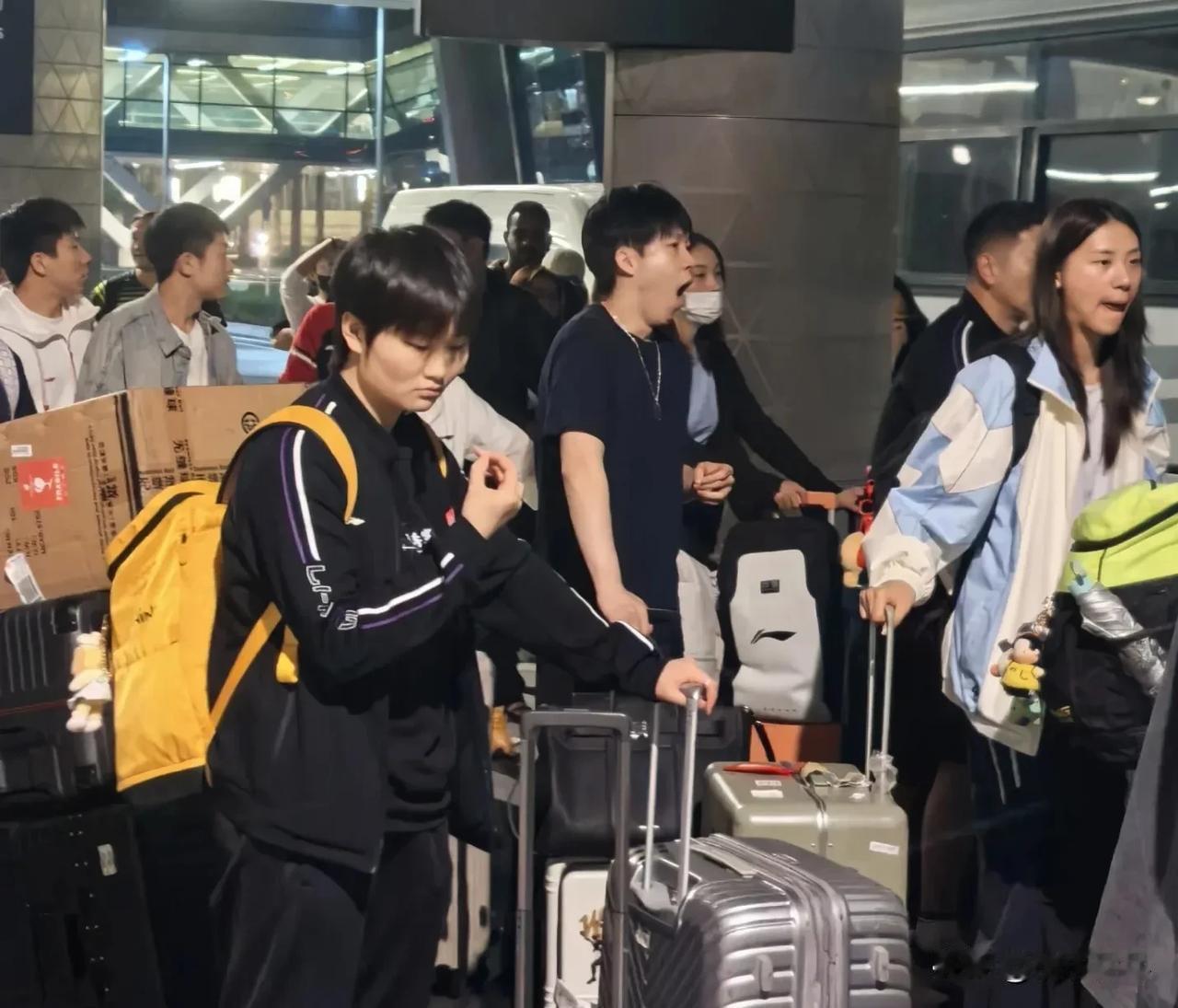 国乒平安抵达多哈长途飞行辛苦了，大家真的都累坏了，感觉下一秒就能睡着，王楚钦不