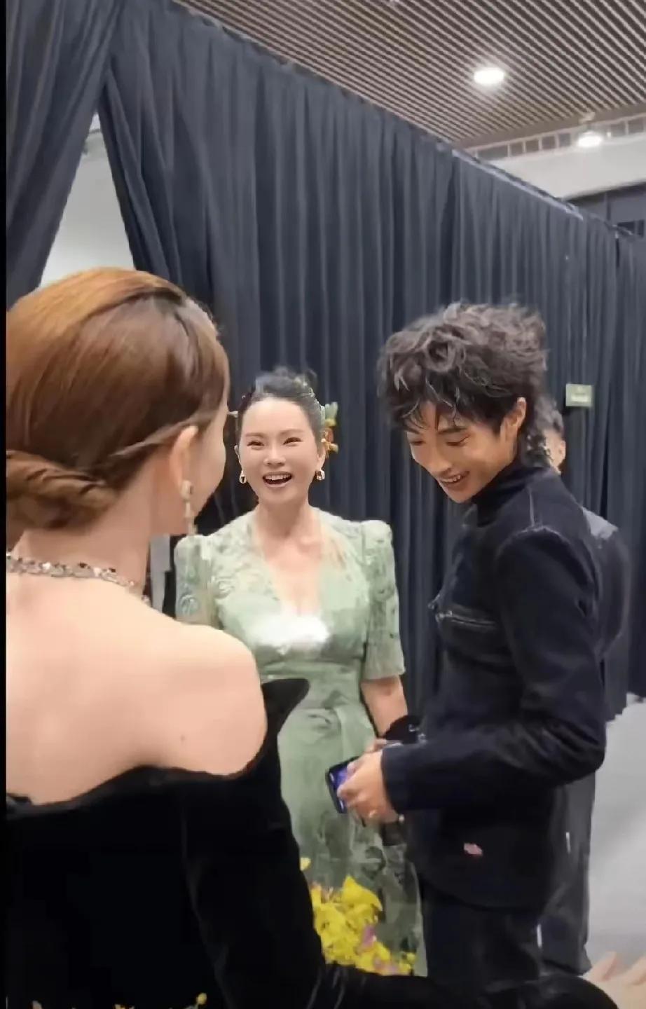 伊能静儿子“萌言”,戳中多少人心?伊能静儿子盯上戚薇裙子上的绣花