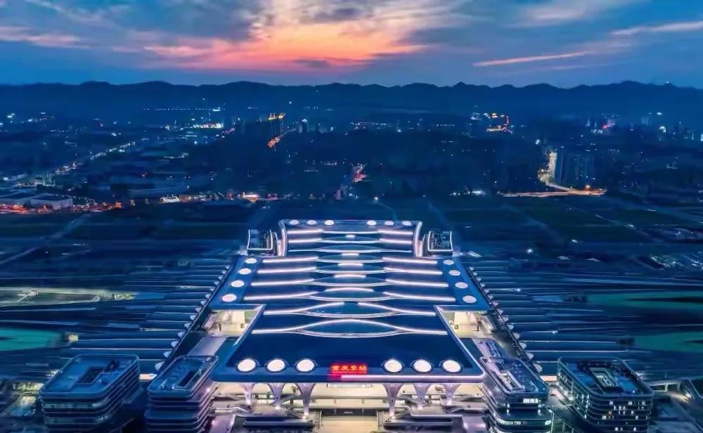 大家不要再吐槽重庆东站太偏了，它已经很不错了！让我们回顾一下重庆其他大型