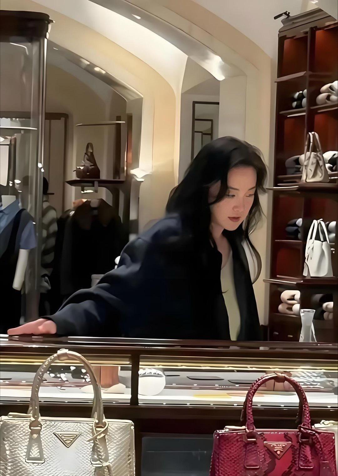 贾玲已经完全是另外的人了，不再肥胖搞笑，而是高冷时尚