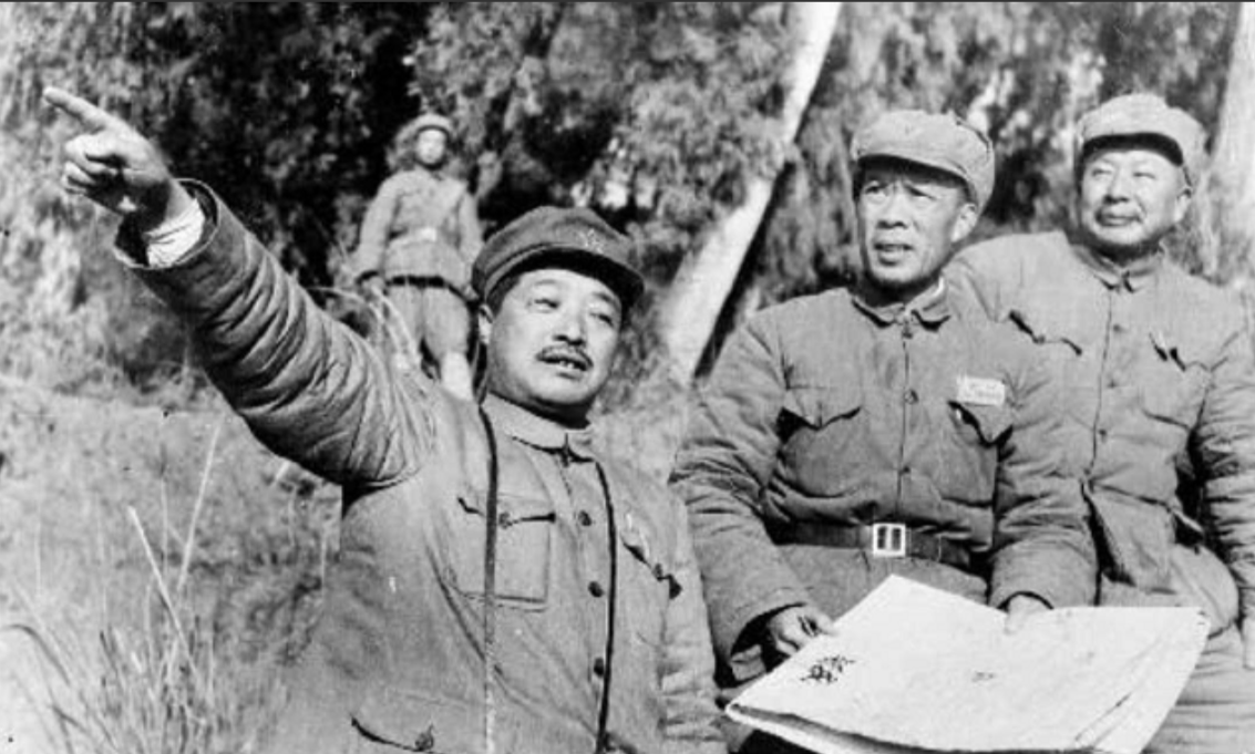 长征期间，国民党的飞机几乎每次都能准确无误地轰炸到红军。贺龙就想出了一个妙计，让