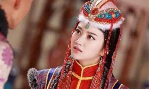 公元1635年，皇太极下令扒光亲姐姐莽古济的衣服，并且让刽子手处以凌迟极刑。每剐