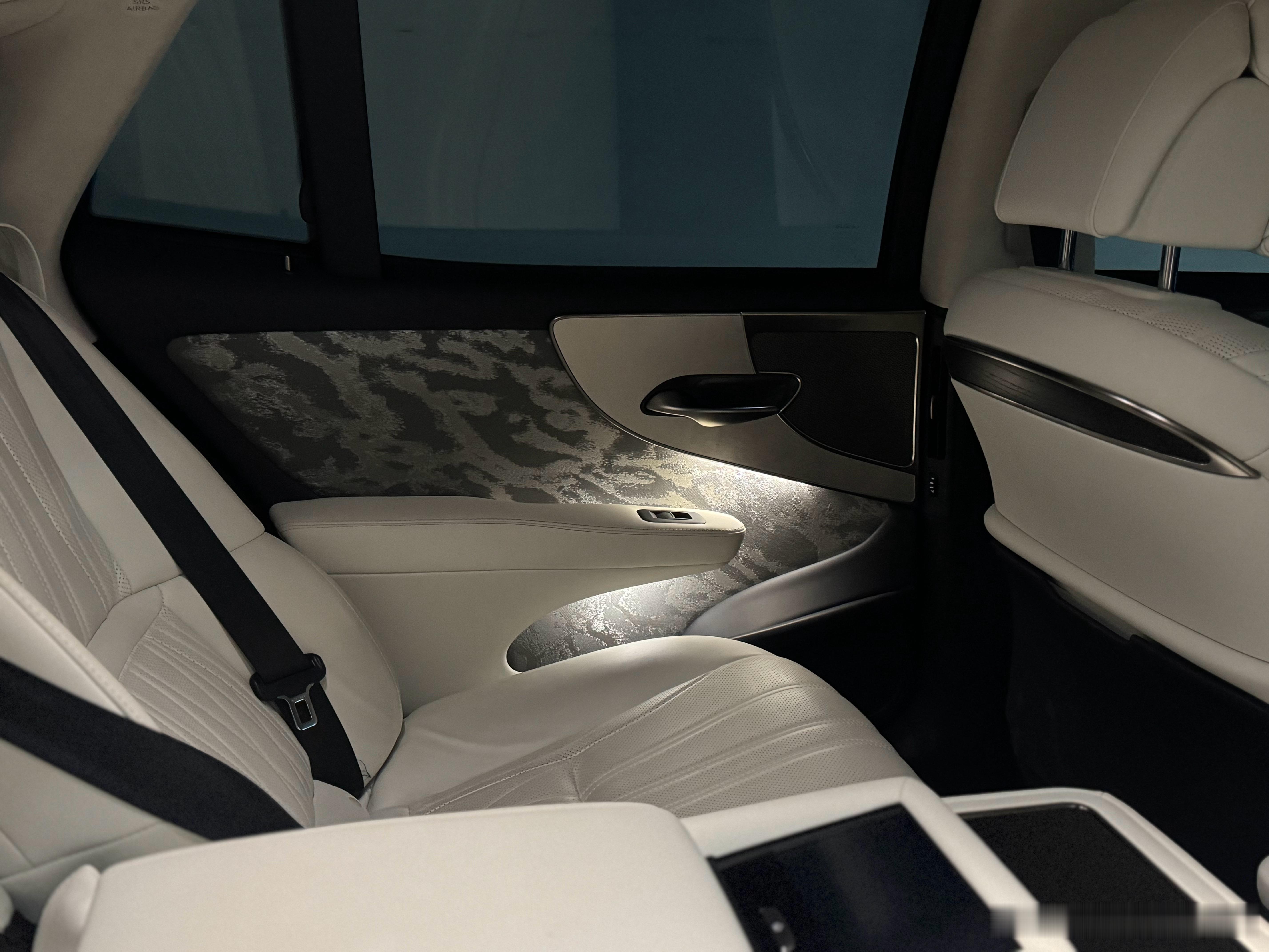 雷克萨斯LS500h开到现在，我感觉这车必须得上顶配，带上满血版的马克莱文森音响