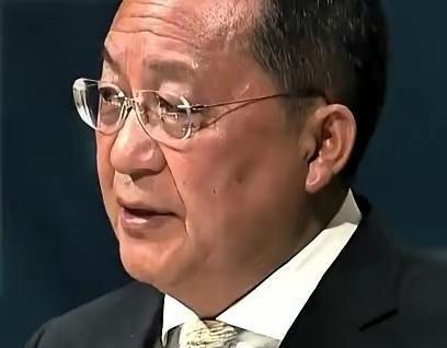 朝鲜的代表李哲民在联合国大会上站起来说话，第一句话就问日本这个二战战败国凭什么想