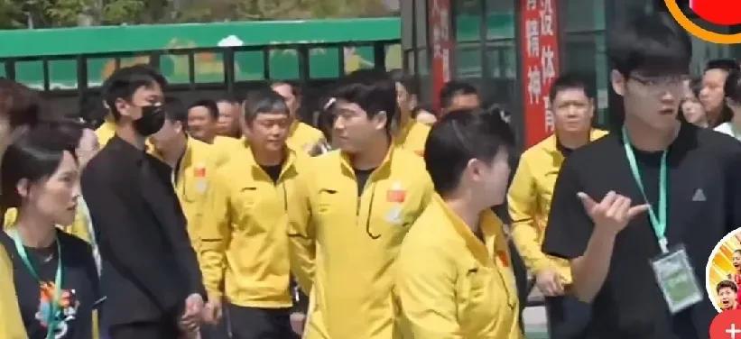 王励勤新官上任，三把火，第二把就是让运动员进社区，还统一着装。天呐，35度气温，