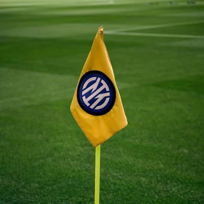 倒反天罡！国际米兰在欧冠淘汰赛附加赛惨遭淘汰后，遭到意大利媒体的狂轰滥炸，当然还