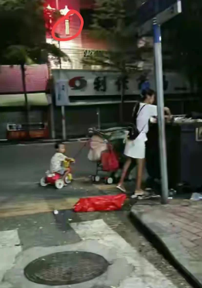 广东汕尾海丰，凌晨两三点，30岁女子带着两三岁的娃，在垃圾箱旁翻捡废品。孩子乖巧
