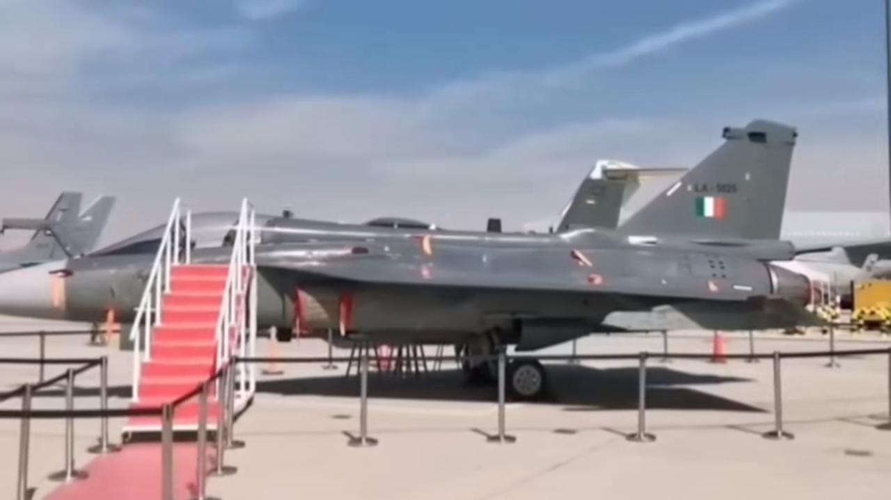 印度最先进的光辉战斗机，在迪拜参加了航空展。不过飞机有点小小的状况漏油，漏什么油