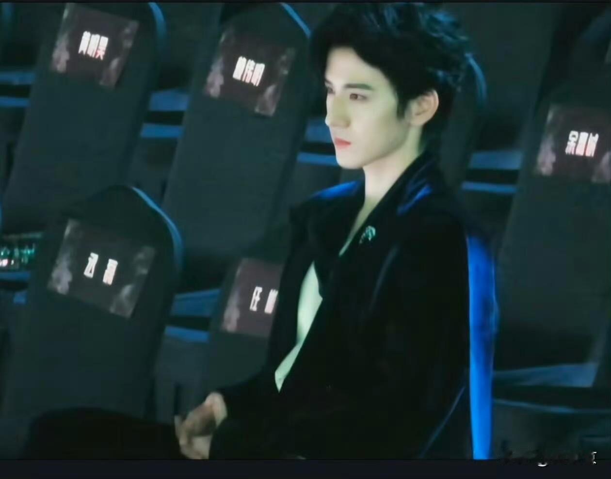 星光大赏最惨陪跑人：王弘毅坐冷板凳到散场，镜头全无成隐形人！这哪是来参加盛典，