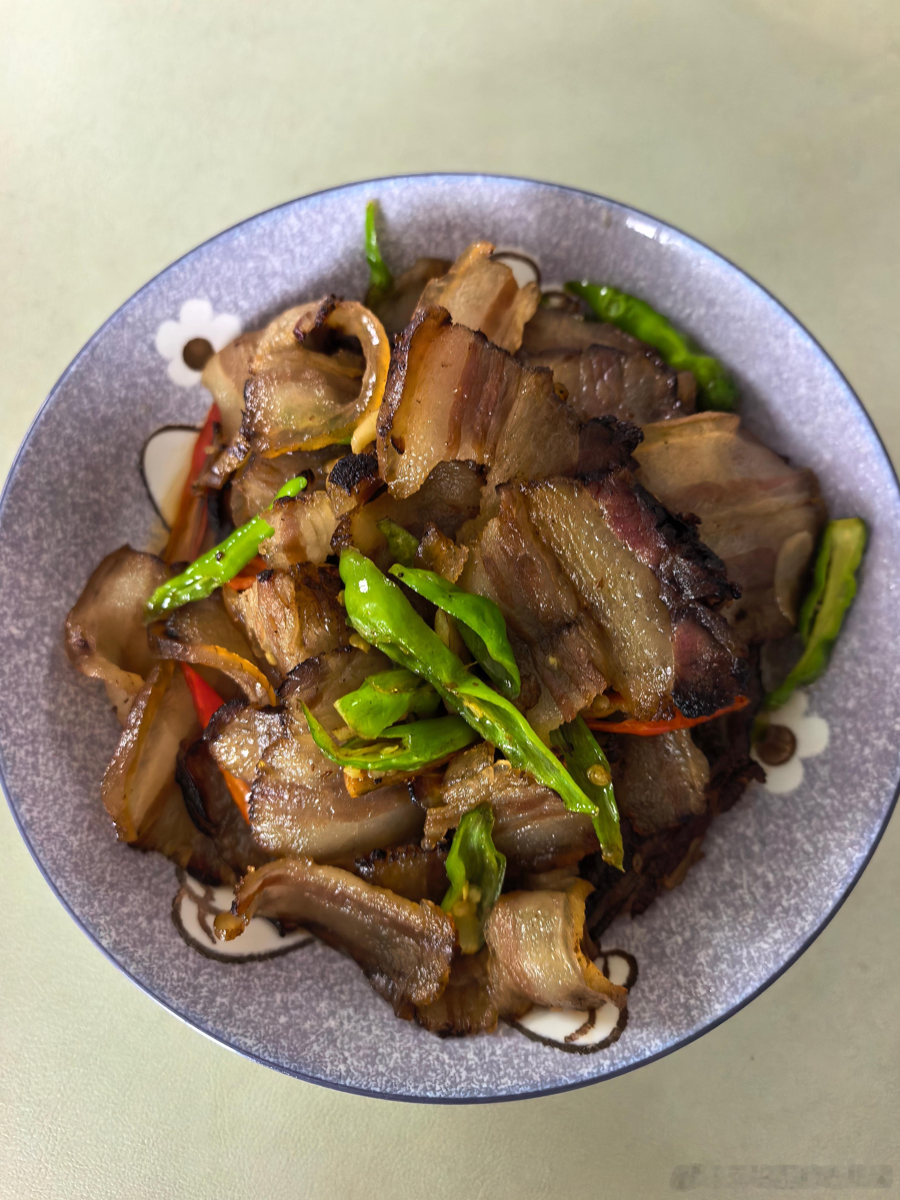 吃饭啦。下雨了也没去买菜。冰箱里翻翻柜子里翻翻又凑合一顿。茄子是昨天早上买的本地