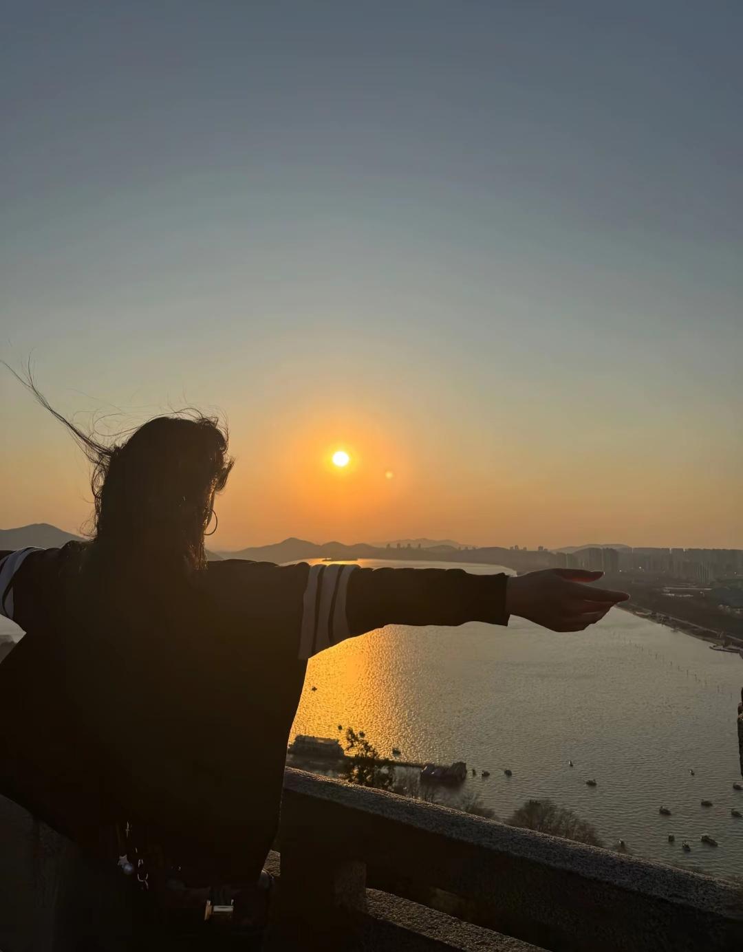 老天给你关了哪扇门？老天给我关了两扇门，一是不漂亮，二是从小微胖，