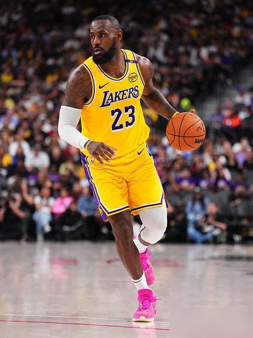 詹姆斯真要走？他经纪人摔杯怒吼：根本没门！你被那些小道消息骗惨了。他经纪人