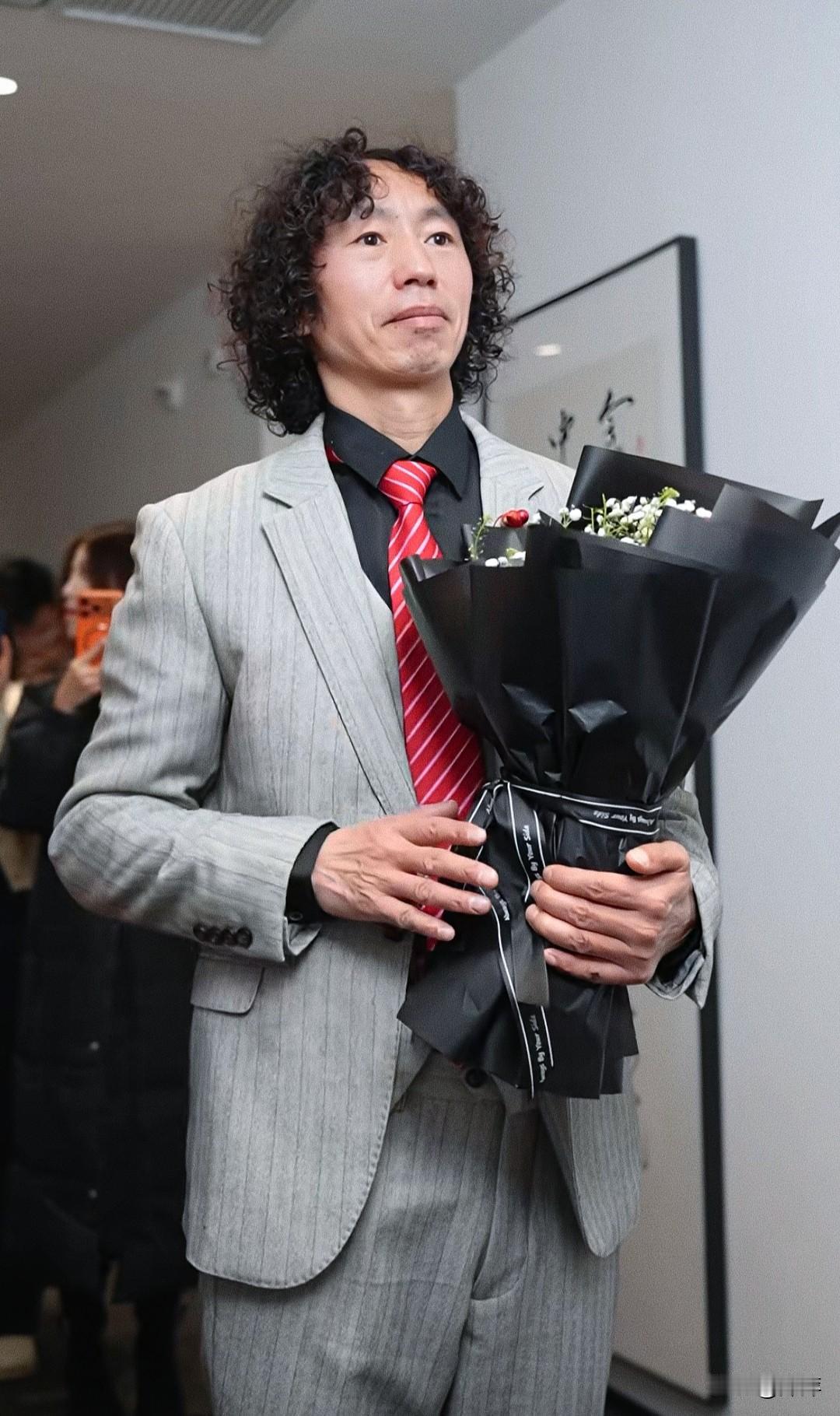 庞麦郎西装革领的真板正！