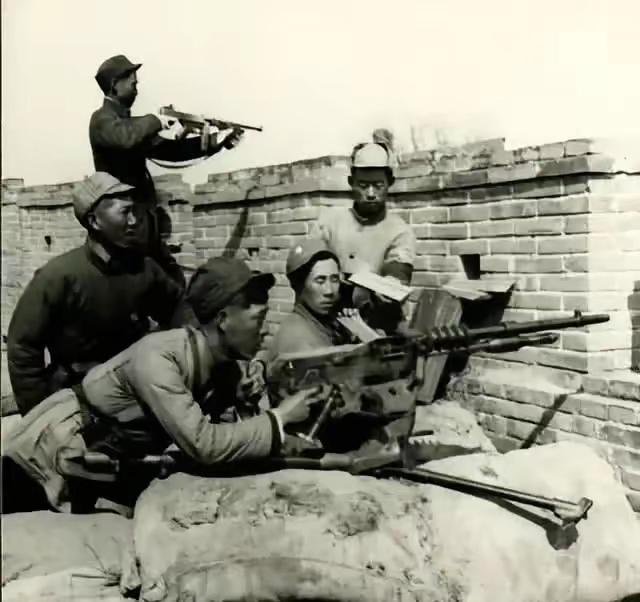 1945年鞍山剿匪惊现蹊跷：土匪手握轻重机枪迫击炮，旅长察觉不对劲1945