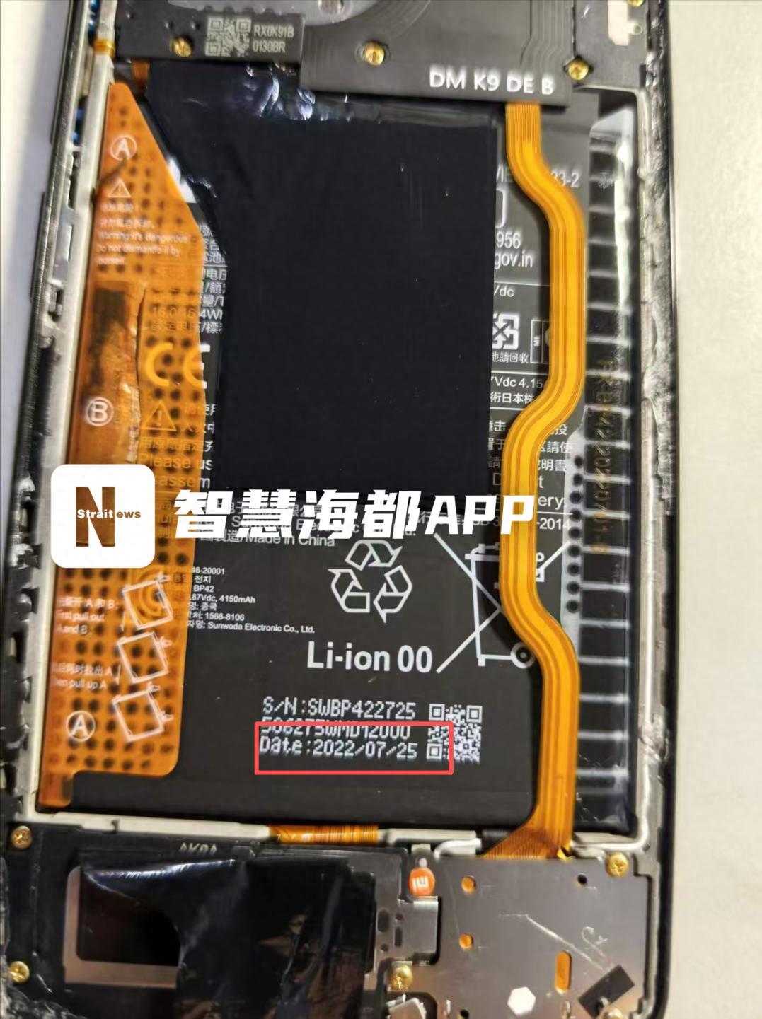 福州有个消费者遇到一件不太顺心的事。他去小米官方售后换手机电池，花了99元。