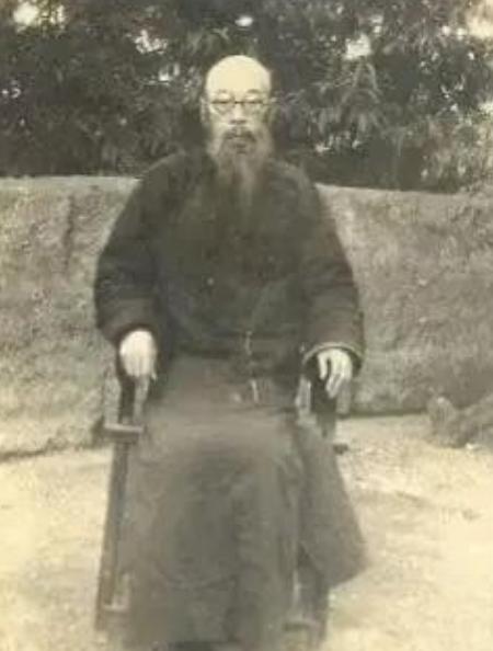 1936年，红军长征到达贵州毕节县这个地方，遇到了当地的一个大地主，士兵们二话没