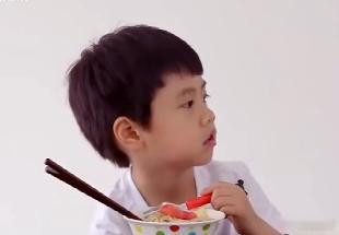 郑钧15岁儿子近照郑钧15岁的儿子近照曝光，真的让人眼前一亮！曾经的小不点儿如