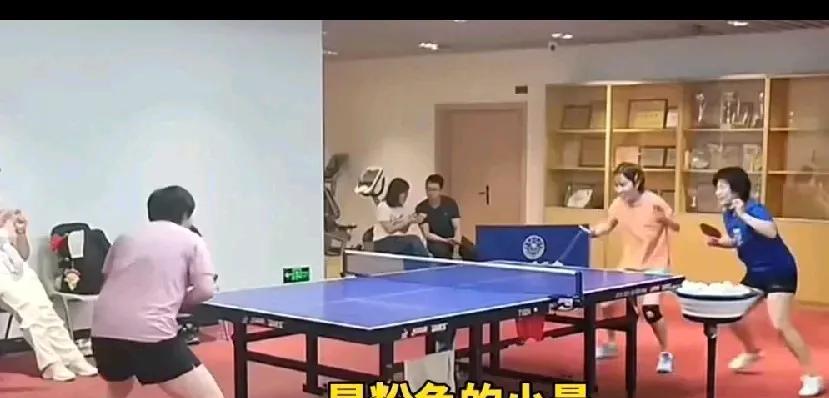 蒯曼、覃予萱还有平野都已经开始备赛乒超了！训练视频里看得清清楚楚，蒯曼穿的粉色上