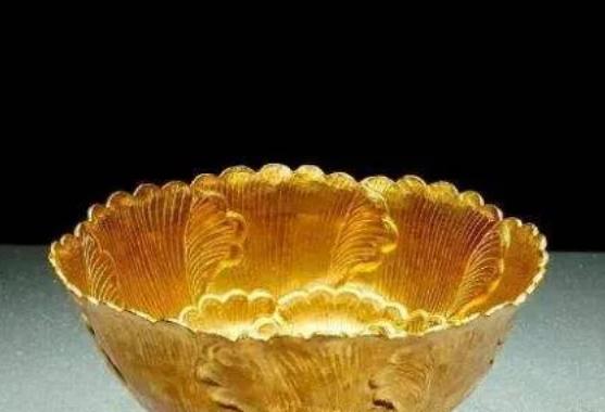 早年间，四川一男子在家中挖茅坑，挖出一只宋代金碗，就在伸手去捡的时候，突然听见了