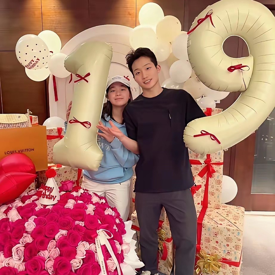 拿奥运金牌换的底气，全红婵凭啥要被路人指指点点身材？19岁生日全队团宠才是最好证