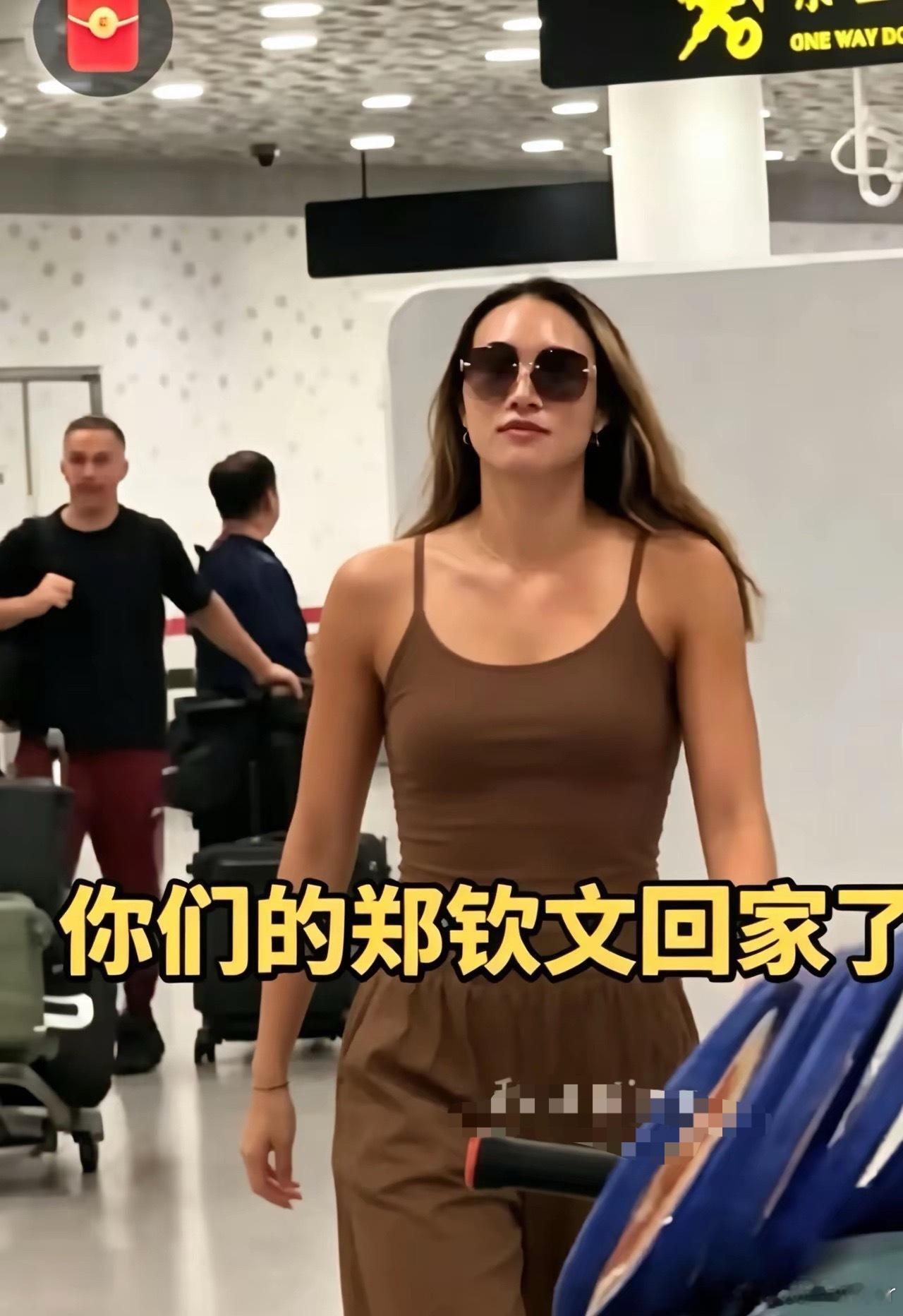 拎包的里巴最可爱​郑钦文已回国。​郑钦文大步流星走在前面。​巴师傅拎包跟在后面，