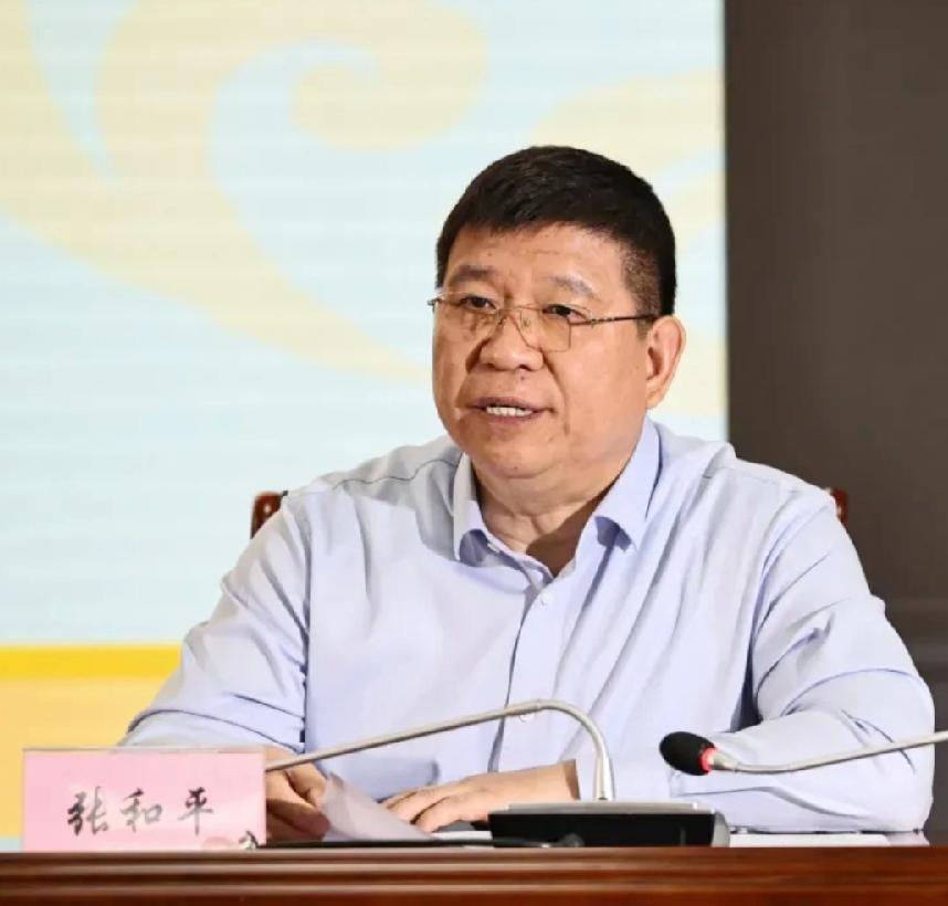 张和平，山西应急管理厅副厅长，58岁，晋城阳城县人，看长相很憨厚，看身材很魁梧，