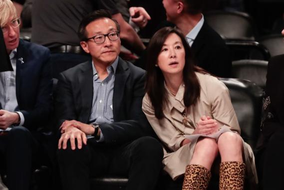 蔡崇信的老婆吴明华真美，长得很像韩国女演员李英爱+金喜爱。周受资的夫人也是貌美+