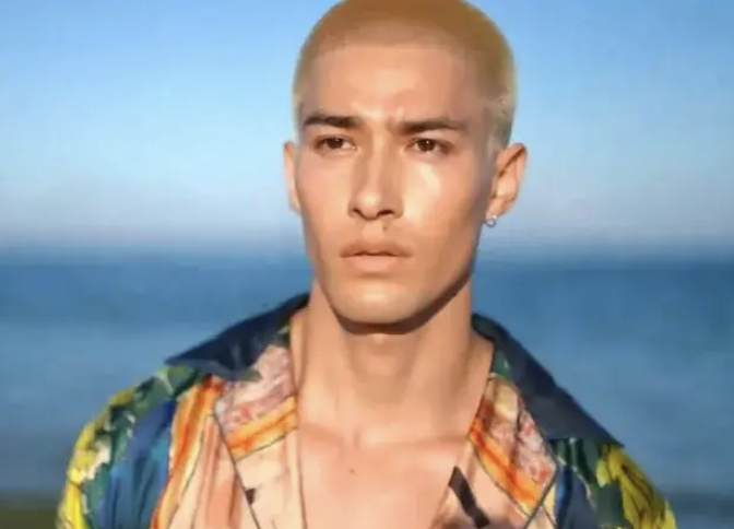 Vogue红毯：众星海边度假风造型各有千秋