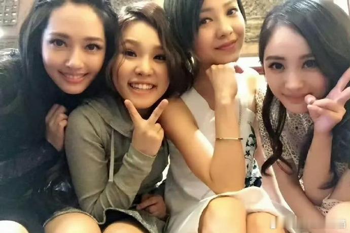 谢依霖曝和杨幂郭碧婷见面不能化妆小时代姐妹花的感情真的没话说，这么多年还能素颜