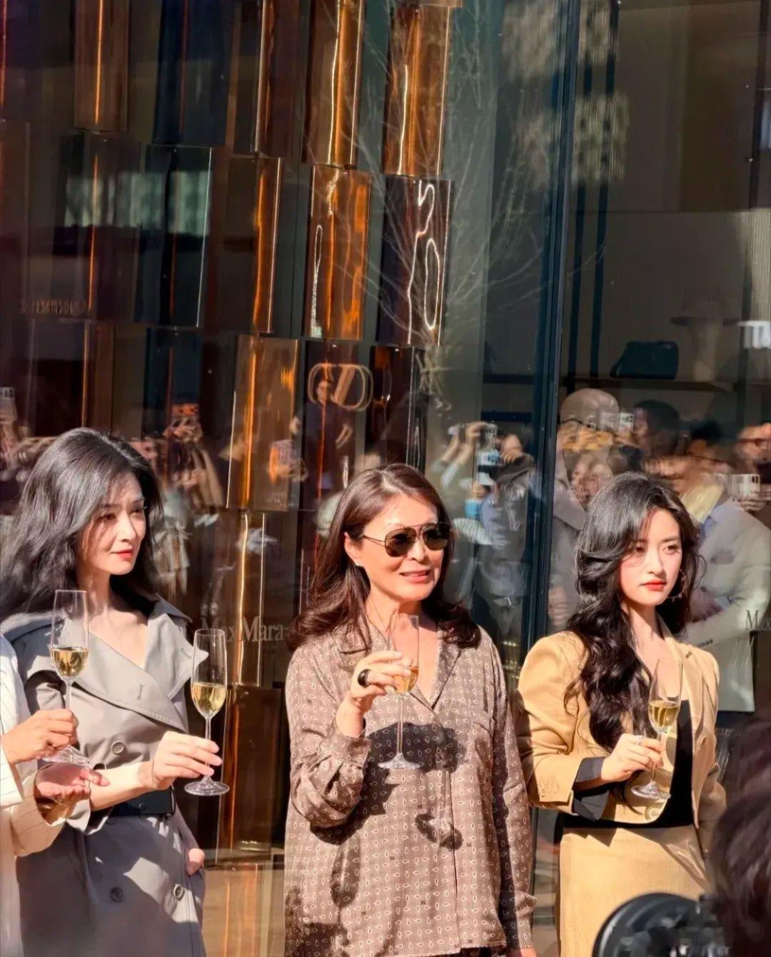 蒋欣、戚薇、沈月一同现身北京三里屯出席活动，明星气场果然出众，颜值和气质跟普通人