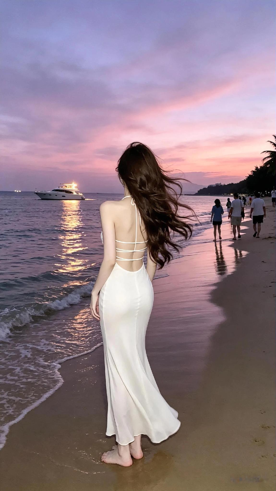 夕阳下的海边漫步，裙摆随风飘扬，感受海风轻拂的浪漫时光。海边日落氛围照海边