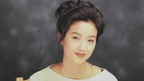 56岁吴倩莲满头银发惊现东北! 隐婚18年, 现住2亿别墅养鱼种花