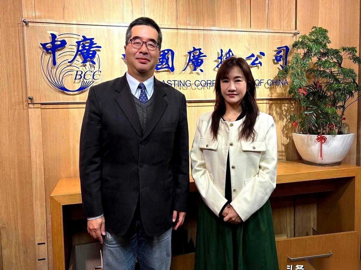 一个记者，就这么被带走了。这事儿真有点让人后背发凉。我不管他是什么背景，属于