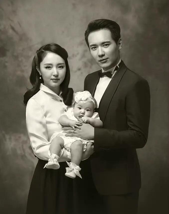董璇与前夫、女儿、公婆、父母，一家7口拍的全家福，民国风的全家福太有意义了，董璇