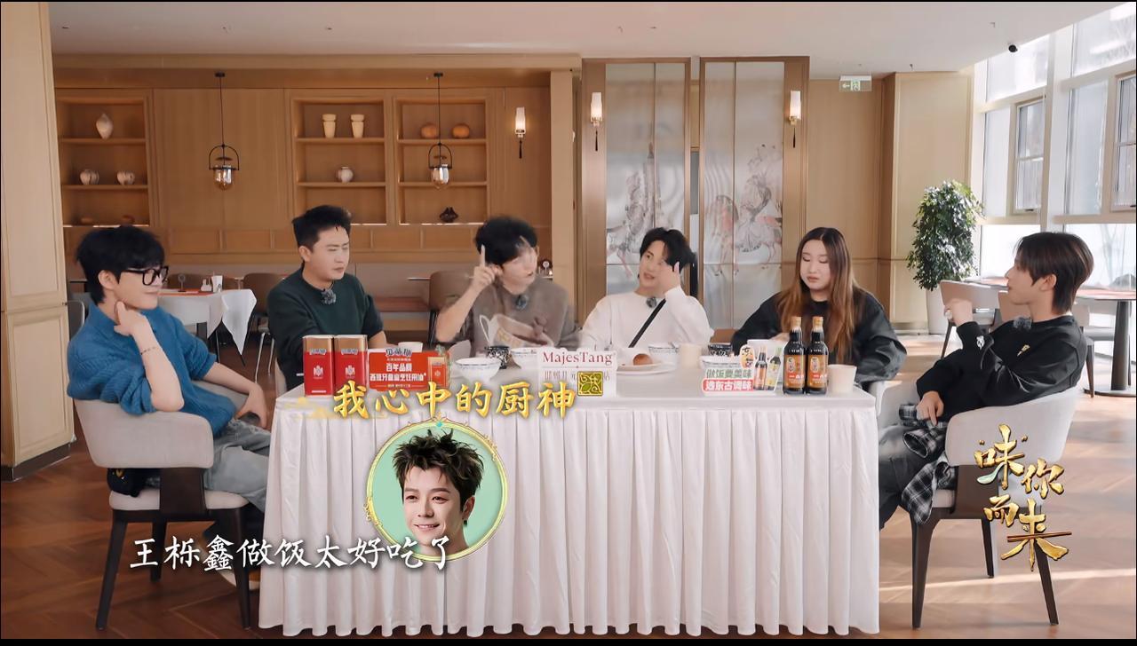 胡夏夸王栎鑫做饭好吃，连吃了四个他做的三明治！哈哈哈，糊糊的确是很会做饭的，在