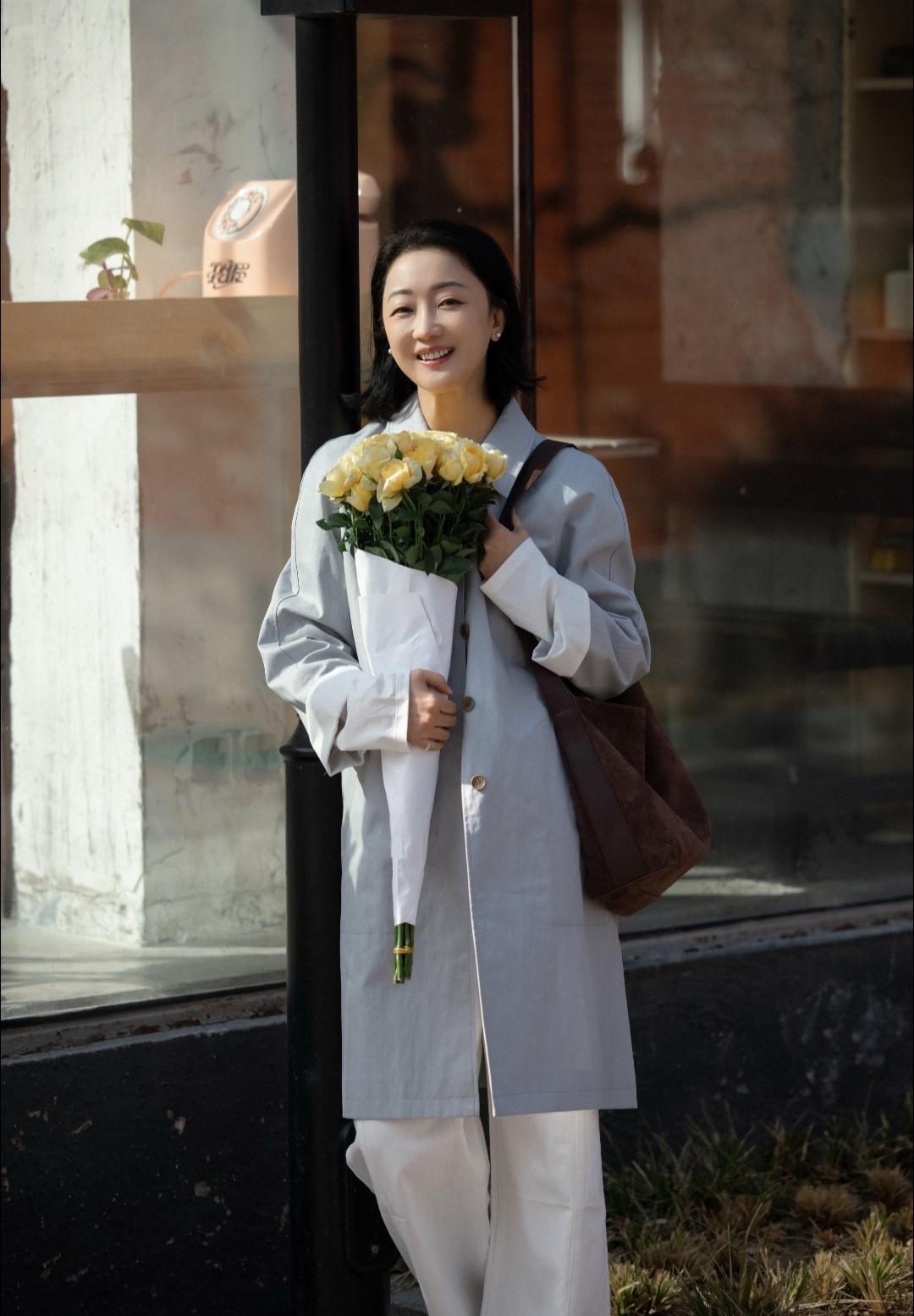 演员张瑶更新了照片，在照片中展现出了一种优雅又不失亲和的气质，整体氛围温暖且富有