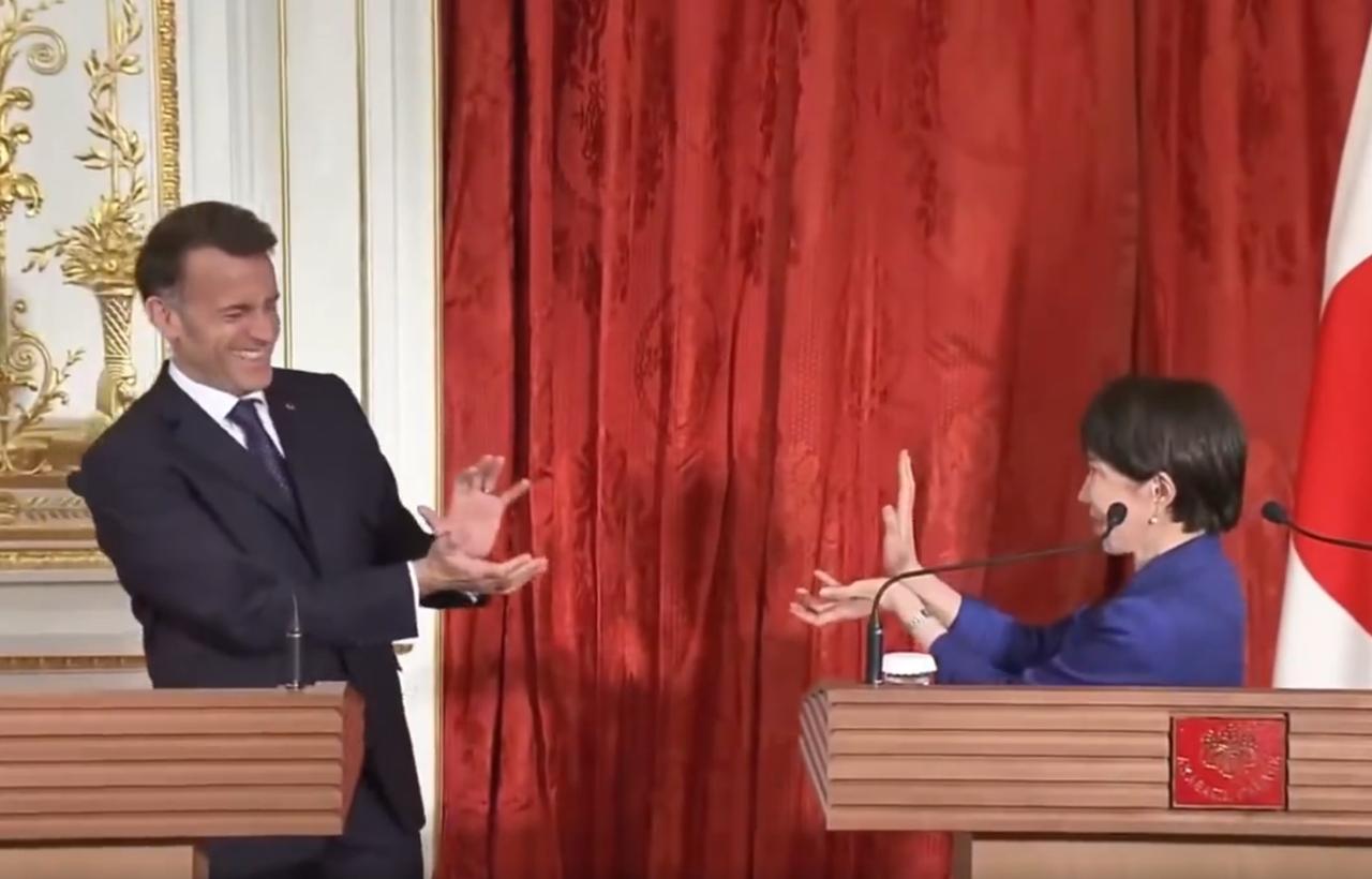 大庭广众之下这么做真是无法理解！她大概是觉得自己很可爱吧4月1号记者会，高